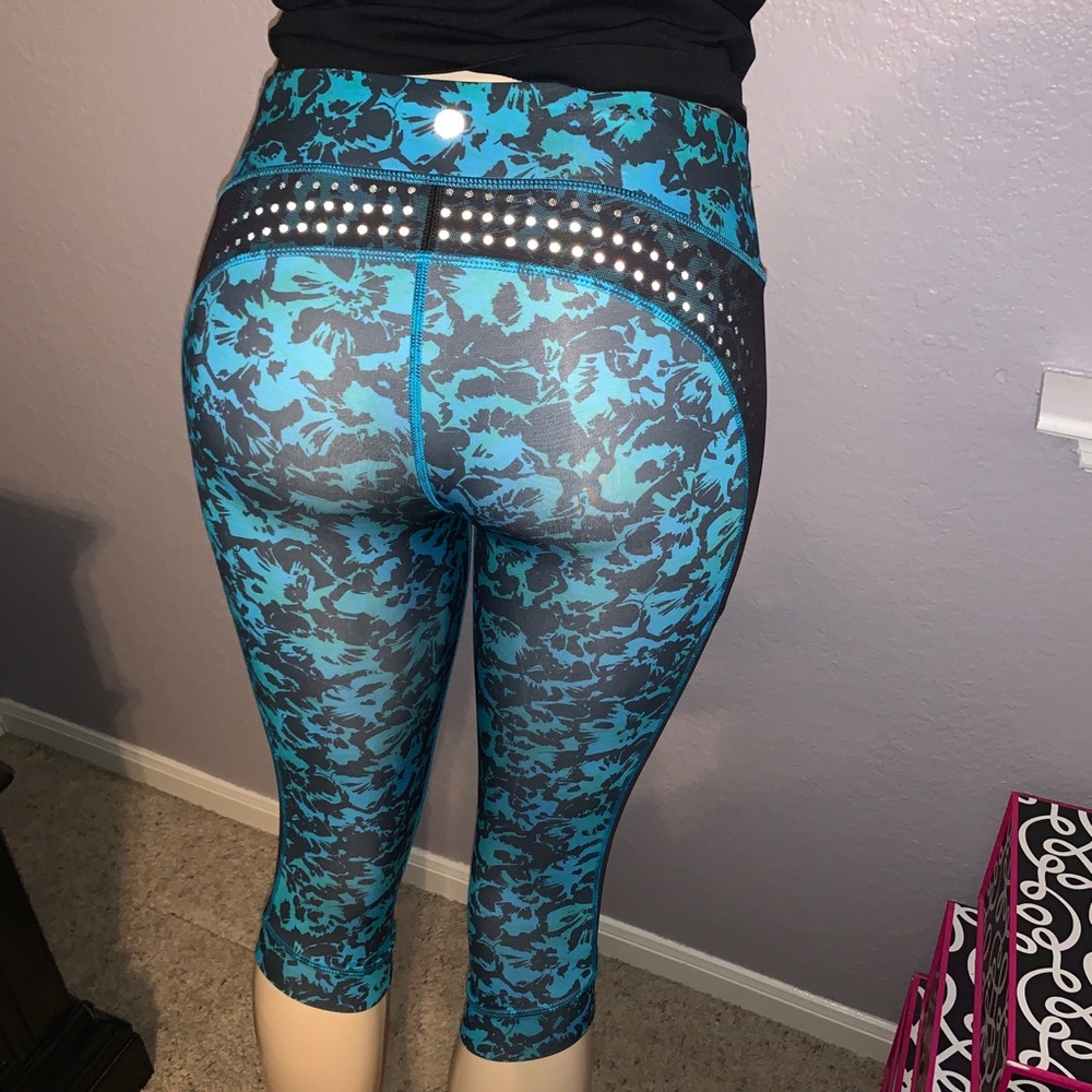 Lululemon cropped blue and black yoga pants. 3/4
